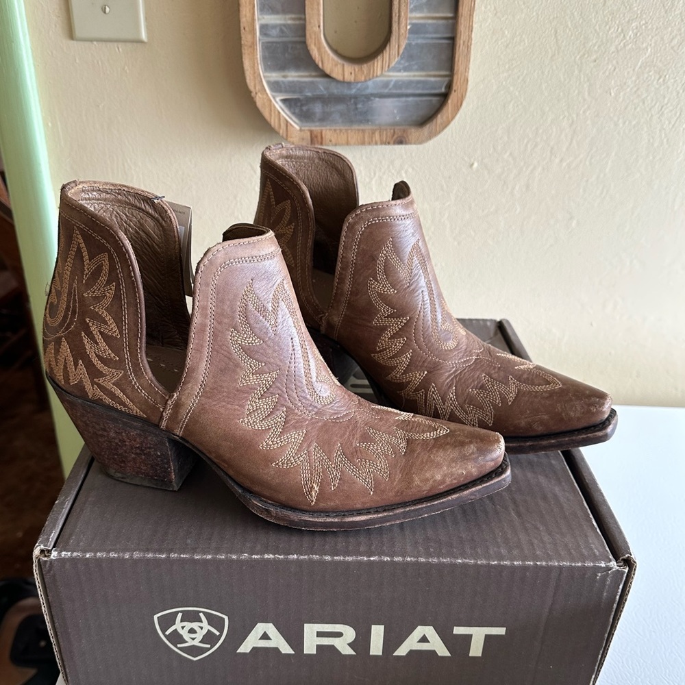 NWT Ariat Dixon naturally distressed brown booties new